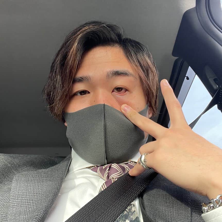 のインスタグラム：「大学卒業しました。 ほんとに周りの人達のおかげ で生きてきた人間ですが よかったらこれからも 頼らせて下さい。 よろしくお願いします。 いつもありがとうございます。  アパレルやるからよかったら チェックしてね！  スーツは全部ポールスミスです。 自慢です。  #kensuketime  #kenypublic」