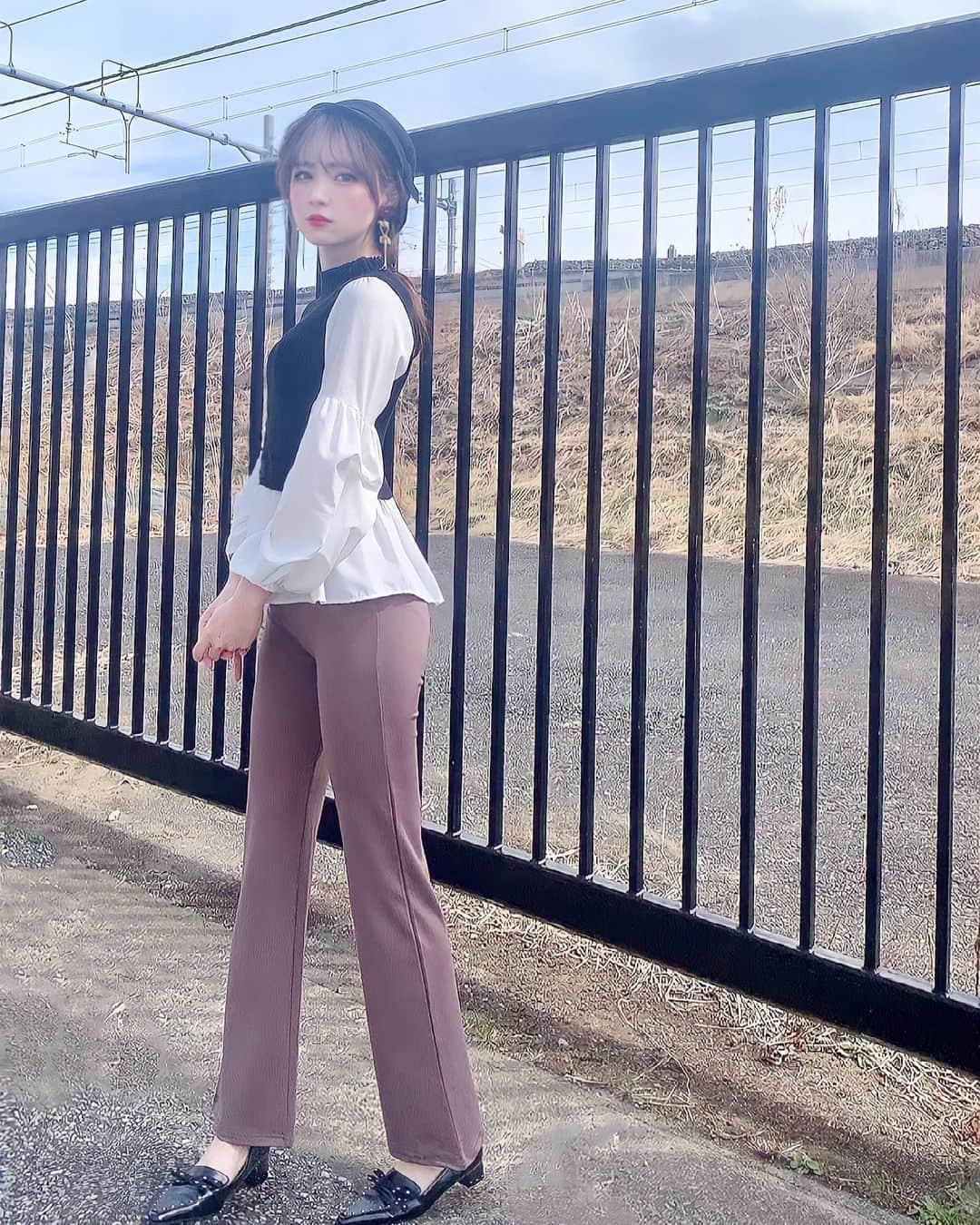 小越しほみさんのインスタグラム写真 - (小越しほみInstagram)「流行りのトップスと 珍しくパンツコーデ👖 ・ パンツは実はヨガ用の🤭 ・ ・ ・ ・ ・ ・ ・ ・ ︎︎︎︎☑︎tops… @sonyunara_jp  ︎︎︎︎☑︎pants… @nugu__official  ・ #SKULLPIG  #ヨガウェア #ヨガ #ピラティス  #トレーニング女子 #pr #ootd #ビッグシュシュ ソニョナラ #韓国ファッション #韓国コーデ #韓国スタイル #韓国通販 #韓国ファッションオススメ #コーティネート」3月17日 13時31分 - shihomi1129