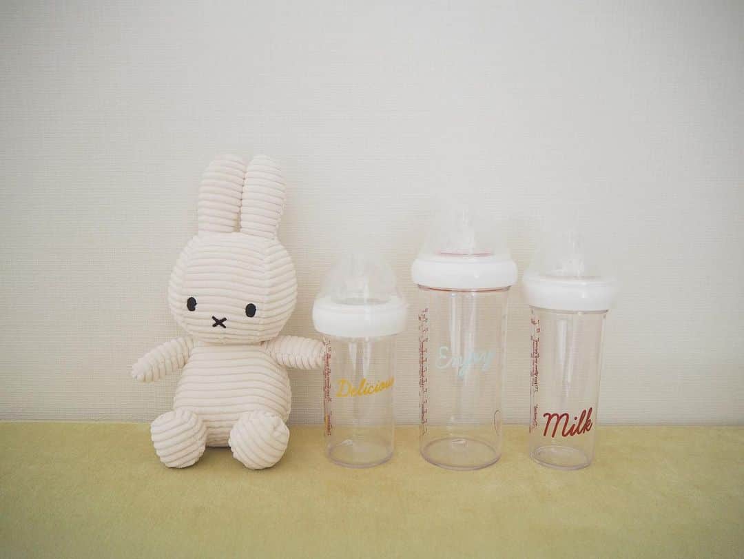吉田明世さんのインスタグラム写真 - (吉田明世Instagram)「とっても可愛い哺乳瓶をいただきました🍼♡ パリのマタニティクリニックでも使われていて、赤ちゃんのことを考え尽くして作られたものなのだそう。 ガラス製のものより軽いのにプラフリーなのが嬉しいです♡  娘は哺乳瓶を嫌がってしまうタイプで、ほとんどミルクを飲ませることがなかったのですが 息子はミルクも大好き。 おかげで哺乳瓶を選ぶのも楽しみの一つになりました😊  ミルクの方が腹持ちもいいですし、パパにもお願いできるし… 母乳もミルクも、それぞれの良さがありますよね🌼 我が家は粉ミルクに加えて、液体ミルクも常備しております❣️  大切に使わせていただきます♡ @cache_cache.paris   #lebiberonfrancais  #哺乳瓶 #madeinparis  #🇫🇷」3月17日 13時43分 - akiyo0414