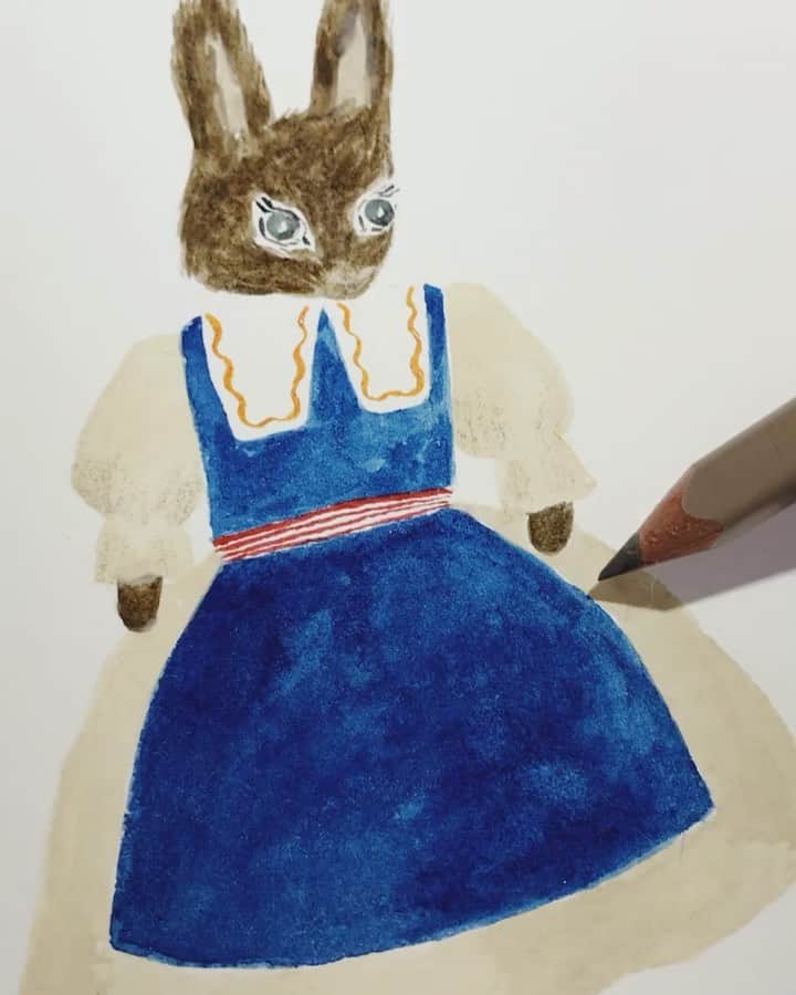 布川愛子のインスタグラム：「500色の色えんぴつ、絵の具でも難しそうなニュアンスたっぷりの色が揃っていて大好きだ😍いろんな画材に助けてもらいながら日々描いてます。　@felissimo_500coloredpencils   #aikofukawa_illustration #aikofukawa #布川愛子   今朝おばあちゃんとご先祖さまが出てきて、写真に手を合わせるという夢をみました。今日はお彼岸入り🌸牡丹餅とお花を買ってきました🍡🌼」