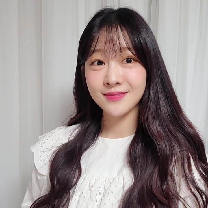 ユジョンのインスタグラム：「오늘 밤 10시 유튜브 업뎃할게용! 그리구 요즘 상상더하기 응원해주시는 많은분들 너무너무 감사드립니다 ㅜㅜ🤍🤍🤍」