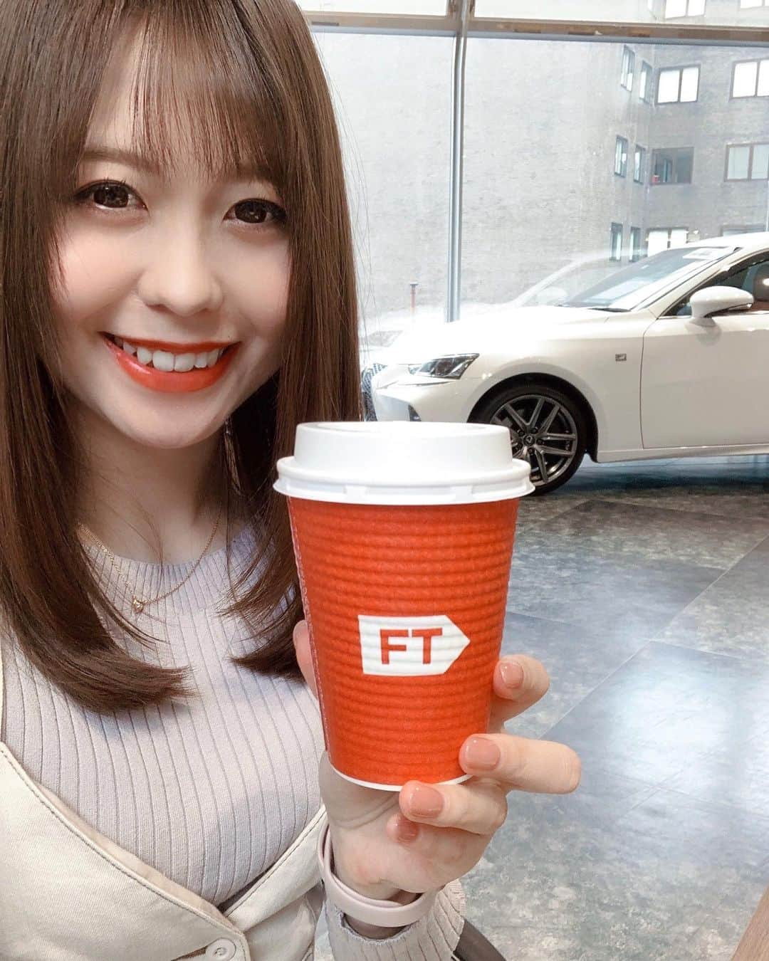 KANAのインスタグラム：「🚗=3🌸  噂の FT coffee は一杯100円😳☕️  SECOND FLOORで車を見て、 コーヒー飲んで検討するのはもちろん♪  コーヒー買いにFTビルに寄って、天神に shoppingに出かけるのもおすすめです☕️♡  普段は紅茶やエスプレッソはミルクたっぷりがすきだけど コーヒーはブラック派です🙋🏻‍♀️❤︎ HOTは特に❤︎  みなさんはコーヒー飲む時ミルクや砂糖はいれますか？☕️🥛💓  ＼福岡でトヨタといえば福岡トヨタ／  << @rfccheer >> < @fukuoka_toyota > < @kkr_hotel_hakata > < @fukuya.mentaiko > . #福岡トヨタ #イメージガール #car #車 #TOYOTA #cm #coffee #コーヒー #black #KKRホテル博多 #ブライダルモデル #bridalmodel  #RFCチア #cheer #cheerleader #dance #japan #performance #yell #チア #sports #love #happy  #instagood #followｍe #smile #dream #thankyou #福岡 #fukuoka」