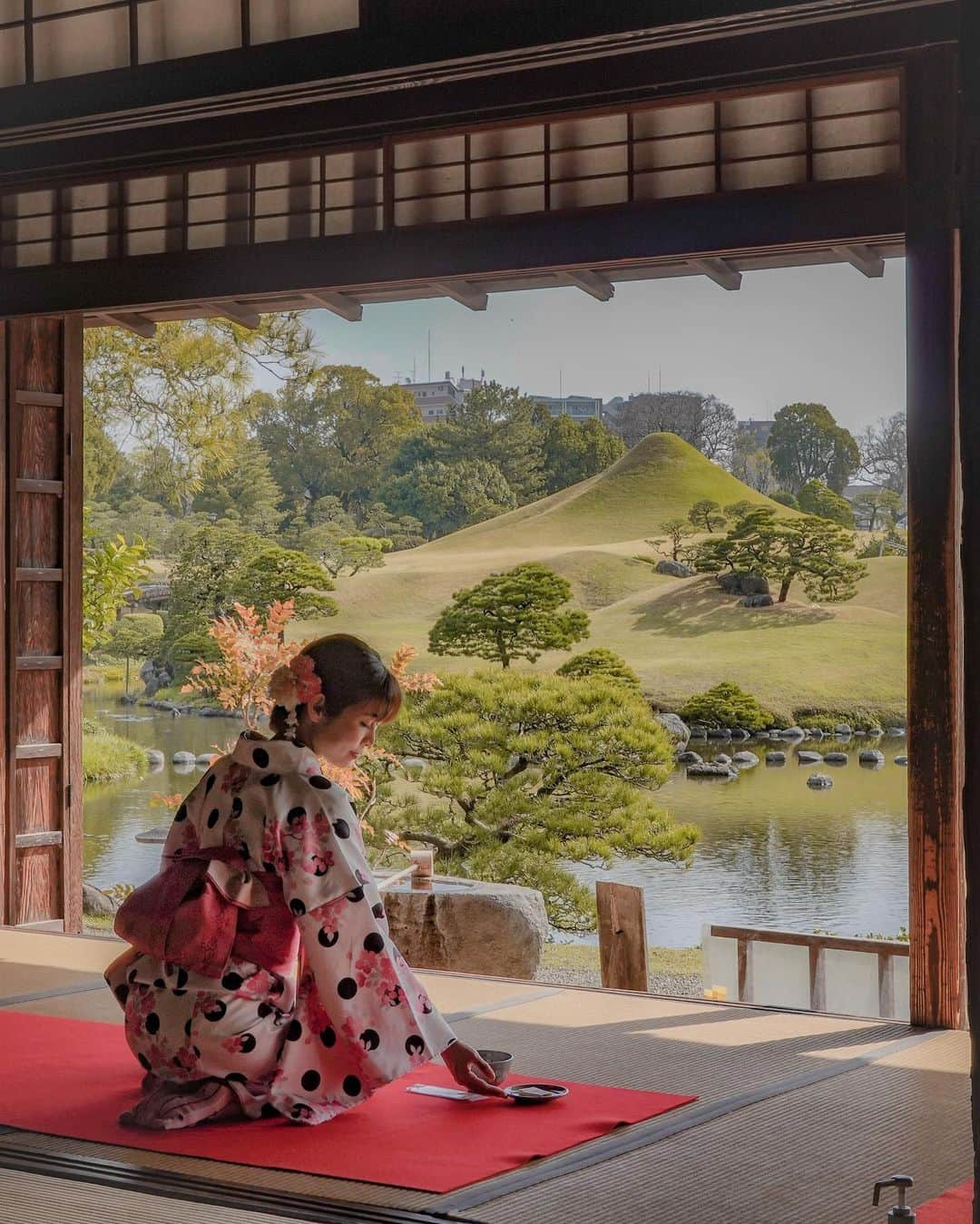 のインスタグラム：「【Suizenji Garden, Kumamoto】  水前寺公園、熊本市🗻🌿  Today we are visiting Kumamoto prefecture!  This is Suizenji Garden located in Kumamoto city center, it is said to be modeled over the Tokaido road and its 53 post towns, so you will also come across an adorable miniature Mt Fuji featured in this photo!  Enjoy a bowl of matcha 🍵 and Japanese sweets if you fancy. Love how compact this garden is, perfect for those who are looking for a quick photogenic stroll to spend a tranquil morning.  Which is your favorite Japanese garden?  #cheesieinKyushu #suizenji #水前寺公園 #kumamoto #熊本市 #kyushutrip」