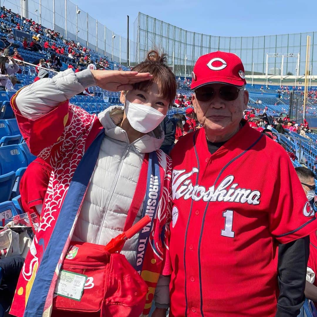 倉本康子さんのインスタグラム写真 - (倉本康子Instagram)「🌟 実に久しぶりの野球観戦！ @神宮球場　にて この方にもお久しぶりにお会いできて お元気そうなことと お会いできたことが嬉しくて！ 今日は朝は仕事だったけど この晴天で午後は野球。 なんと素晴らしい日だろう😭✨」3月17日 14時24分 - yasuko_kuramoto_yakko