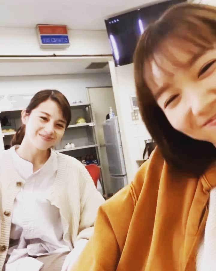 飯豊まりえのインスタグラム：「ぽぽーーちゃん 今日は現場がちょっと静かだなぁぁ  @kimiseka_ntv」
