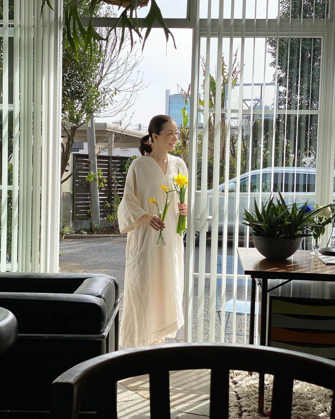 のインスタグラム：「秋に植えつけた水仙が開花しました。 何本かを部屋に飾ります。  #水仙#ハウスオブロータス#houseoflotus」