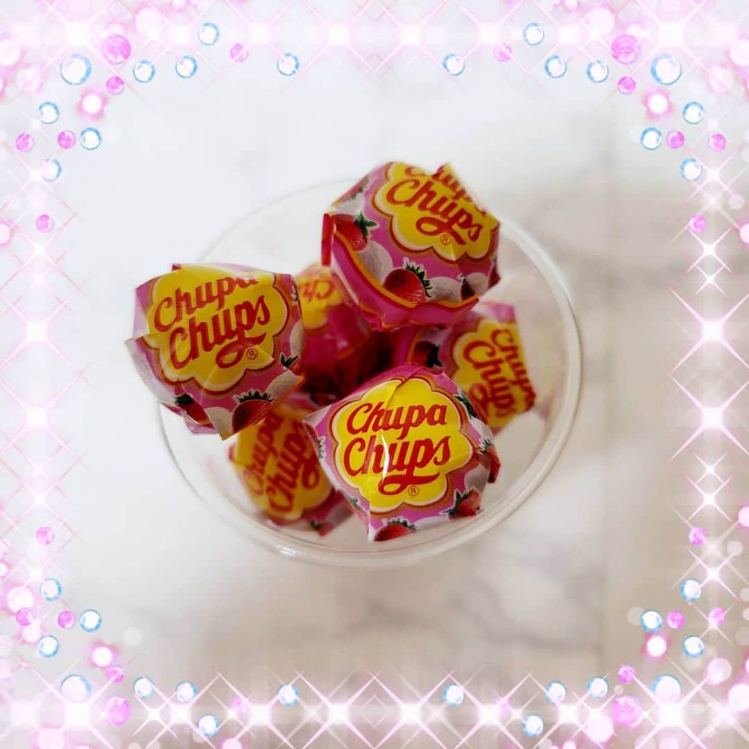 酒井美佳さんのインスタグラム写真 - (酒井美佳Instagram)「#チッパチャップス の  私の一番好きな味🍭  【ストロベリークリーム】6本GET❣️  ストロベリークリームだけのセットがあればいいのに。。。  #ちゅっぱちゃっぷす  #ストロベリークリーム」3月17日 15時23分 - mika37mika
