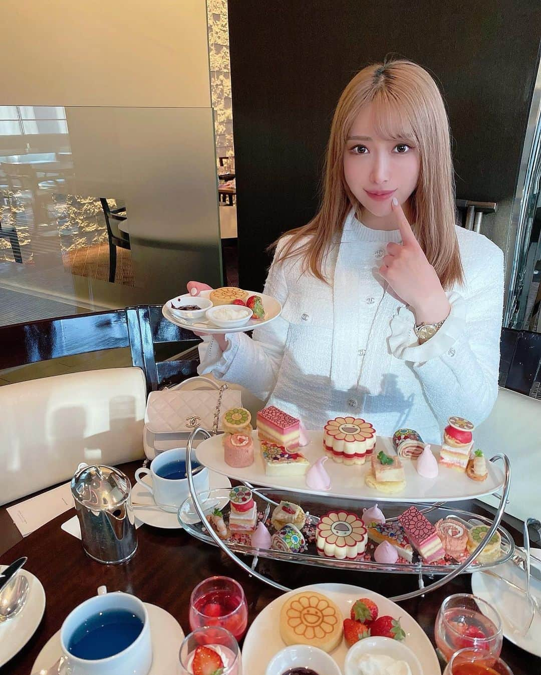 南杏奈さんのインスタグラム写真 - (南杏奈Instagram)「グランドハイアット東京(@grandhyatttokyo )の 村上隆フラワーストロベリーアフタヌーンティー🍓🫖 で女子会💞  久しぶりに甘いものたくさん食べて 元気でた😆✨ _ __ _ __ #六本木ヒルズ #グランドハイアット東京 #六本木 #アフタヌーンティー #村上隆 #カイカイキキ #フレンチキッチン #下午茶 #六本木カフェ #苺スイーツ #カラフル #甘党 #スイーツ女子 #インスタ映えスイーツ #インスタ映え #フォトジェニック #japanesegirl #instalike #japan_of_insta #grandhyatt #grandhyatttokyo #roppongihills #afternoontea #kaikaikiki #takashimurakami #photogenic_jp #photogenic #strawberries #teatime #luxurylifestyle」3月17日 15時39分 - anna1031__