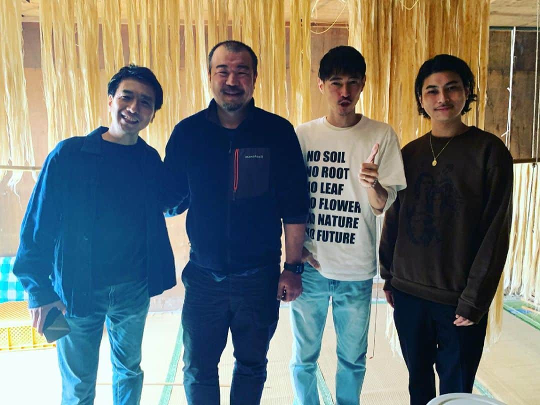 窪塚洋介のインスタグラム：「YouTube「今をよくするTV」 今回は、栃木県鹿沼市で400年続く麻農家をされている大森さんを、エリクシノールの代表の誠さんとRUEEDと訪ねて参りました^ ^  山間のイヤシロチで気持ちのいい、 春の麗かな収録となりました。  是非ご覧ください♪  感謝🌸🙏🌸」