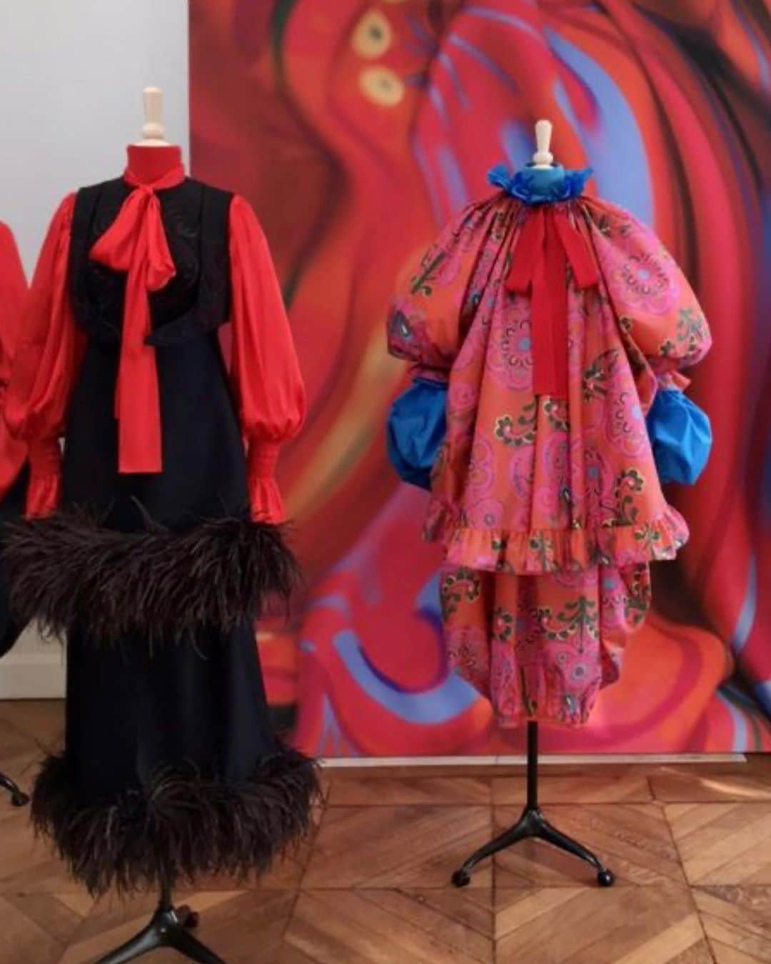 Taki Tanakaのインスタグラム：「ＰＡＴＯＵ Fantasia Botanica インスピレーションは冬の庭園。  #ellejapan web 掲載 パリ在住ジャーナリスト、井上エリさんが、2021-22秋冬パリコレクションの注目ブランドリポートと、現地ならではのパリコレの雰囲気をリポート。  パトゥも取材頂きました。  @patou  @guillaumemarcdamienhenry   Thank you @ellejapan   #可愛いパトゥ @iza_official   #izastagram」