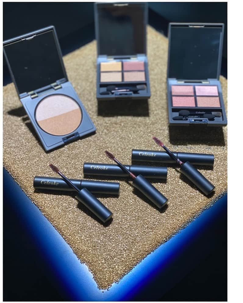 前田ゆかのインスタグラム：「@celvoke.jp  2021 summer makeup collectionへ  太陽の光を帯びたような 10アンティークゴールド、  大地の温もりを秘めたような EX05バーガンディゴールド、 アイパレット2種。  #セルヴォークヴォランタリーベイシスアイパレット   #インディケイトアイブロウマスカラc 新3種  4月14日発売。  10アンティークゴールドを使ってタッチアップしてもらいました。  肌なじみのよいゴールドがまぶたにとけこみ赤みのブラウンを組み合わせることではっとする奥行きと立体感。  下瞼にもゴールドをひとさじ加えると表情がぐっと明るく変化。  アイブロウマスカラ01同系色を使うと一体感が生まれ眉も自然に。  夏の新色は発色の重なりが神秘的なうつくしさ✨  #セルヴォーク  #celvoke #光という色 #この夏はゴールド #ニュアンスレッド #2021summer」