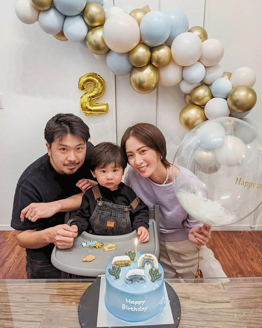 ソンイのインスタグラム：「Family photo🎂🎈  2歳お誕生日会投稿ラスト👦🏻✌🏻🎂🌸  息子へのたくさんのお祝いメッセージを皆様ありがとうございました🥺💕 姉家族もお祝いに来てくれたおかげで、楽しい1日が過ごせて喜んでもらえてよかった🌈 @sonkyou1013 ファミリーありがとう❤️ 生まれた時間にぎゅ〜してる所も動画撮ってくれてたの嬉しい🤣  #2歳誕生日 #誕生日パーティー #誕生日会 #家族写真 #記念写真 #誕生日飾り付け」