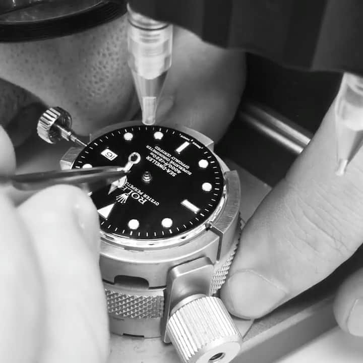 WATCHMANIAのインスタグラム：「Hand setting of Rolex Sea-Dweller 🎥  @horologer  #rolex #rolexseadweller #seadweller #swisswatch #hautehorlogerie #watchservice #watchmania」