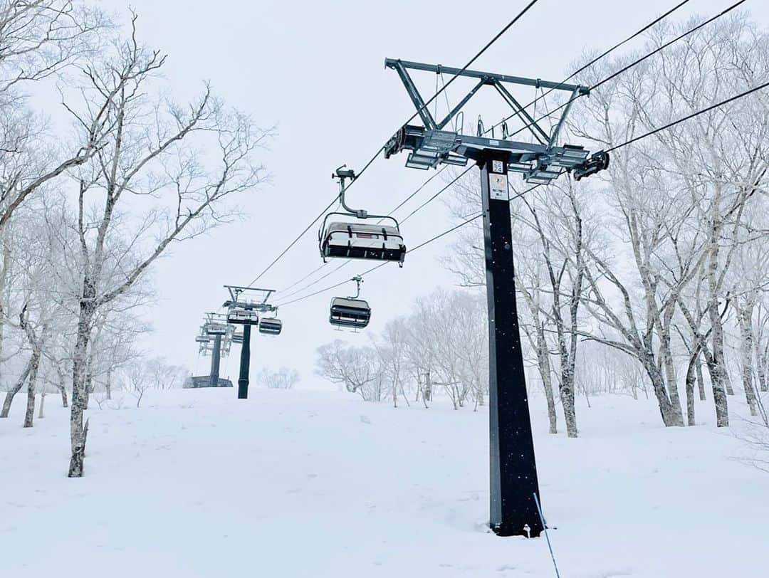 星野リゾート　トマムさんのインスタグラム写真 - (星野リゾート　トマムInstagram)「Today’s Hoshino Resorts TOMAMU  5㎝程軽い雪が降り、早朝には山頂付近で霧氷も発生しました。 春が近づいてきましたが、まだまだパウダースノーをお楽しみいただけます！  #HoshinoResorts #星野リゾート #tomamu #hoshinoresortstomamu #星野リゾートトマム #トマム #risonaretomamu #リゾナーレトマム #risonare #リゾナーレ #北海道旅行 #星野集團 #Hokkaidotrip」3月17日 16時36分 - hoshinoresorts_tomamu