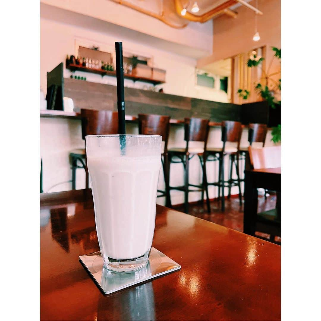 潘めぐみさんのインスタグラム写真 - (潘めぐみInstagram)「🥛 My favorite place 🥛  この近くで仕事があると  立ち寄りたくなるカフェ。  ここの投稿でも時々登場するカフェ。  前回は温かいカフェオレ。  今日はバナナシェイクです🍌🥛✨  まろやかで甘さも絶妙！  フローズンっぽい食感も堪りません！  糖分摂取。  至福のひととき。  いつもこっそりお世話になっています。  #tokyo #浜町 #cafealpha #cafe」3月17日 17時00分 - han_meg_han