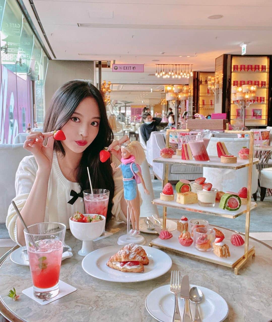 のインスタグラム：「#습습_애프터눈티 #jw메리어트동대문   🍓🍓🍓🍓🍓  예~~~전부터 가고 싶었던 메리어트동대문 #살롱드딸기위드바비  여기는 사진 찍으러 가기 좋은 곳 ✈️ 바비를 좋아하신다묜 ,,, 한번쯤은 ,,, 🥰🍓💕  이번주 토요일 영상에서 애프터눈티 추천 맛집이랑 비추천하는 곳도 솔직하게 말씀드릴 예정이에요! 많이 기대해 주기루 약속 🤙  #서울애프터눈티 #애프터눈티 #애프터눈티세트 #アフタヌーンティー #바비애프터눈티」
