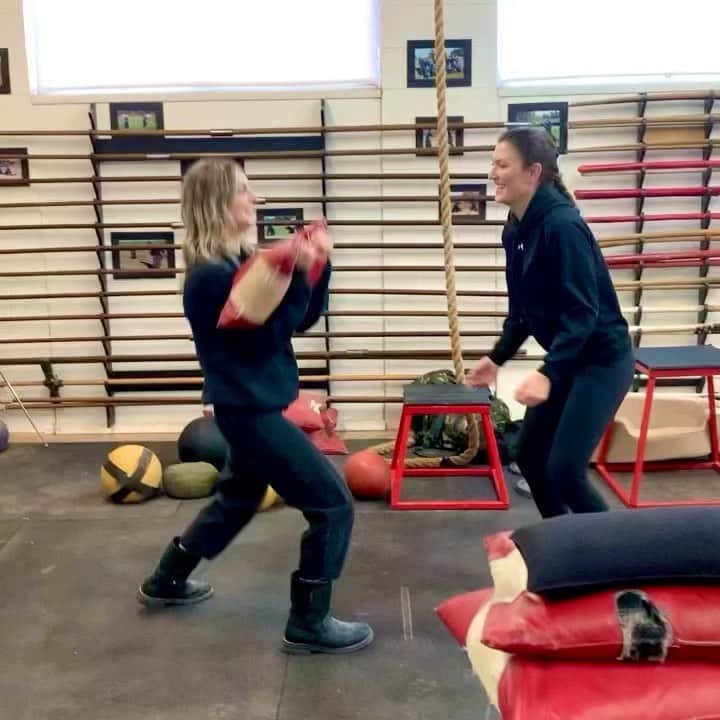 サミーア・アームストロングのインスタグラム：「Just out here being a lady💅🏽 . Tossing a 35lb bag around with @aparrella for our morning work out at the Spartan Training Center with @hunterchiparmstrong  . #sparta #bagtoss #35lb #womensupportingwomen」