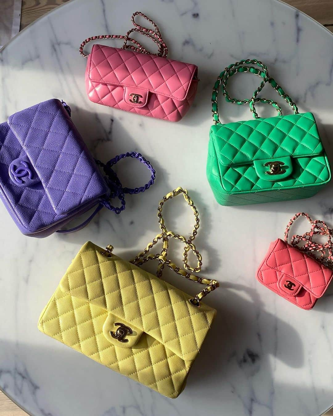 レオニー・ハンネさんのインスタグラム写真 - (レオニー・ハンネInstagram)「Smarties 💚💜💓💛 #chanel #chanelbag」3月18日 2時58分 - leoniehanne