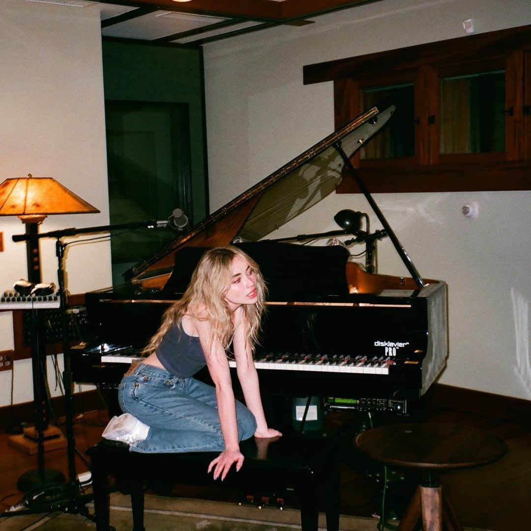 サブリナ・カーペンターのインスタグラム：「what do u think i am doing」