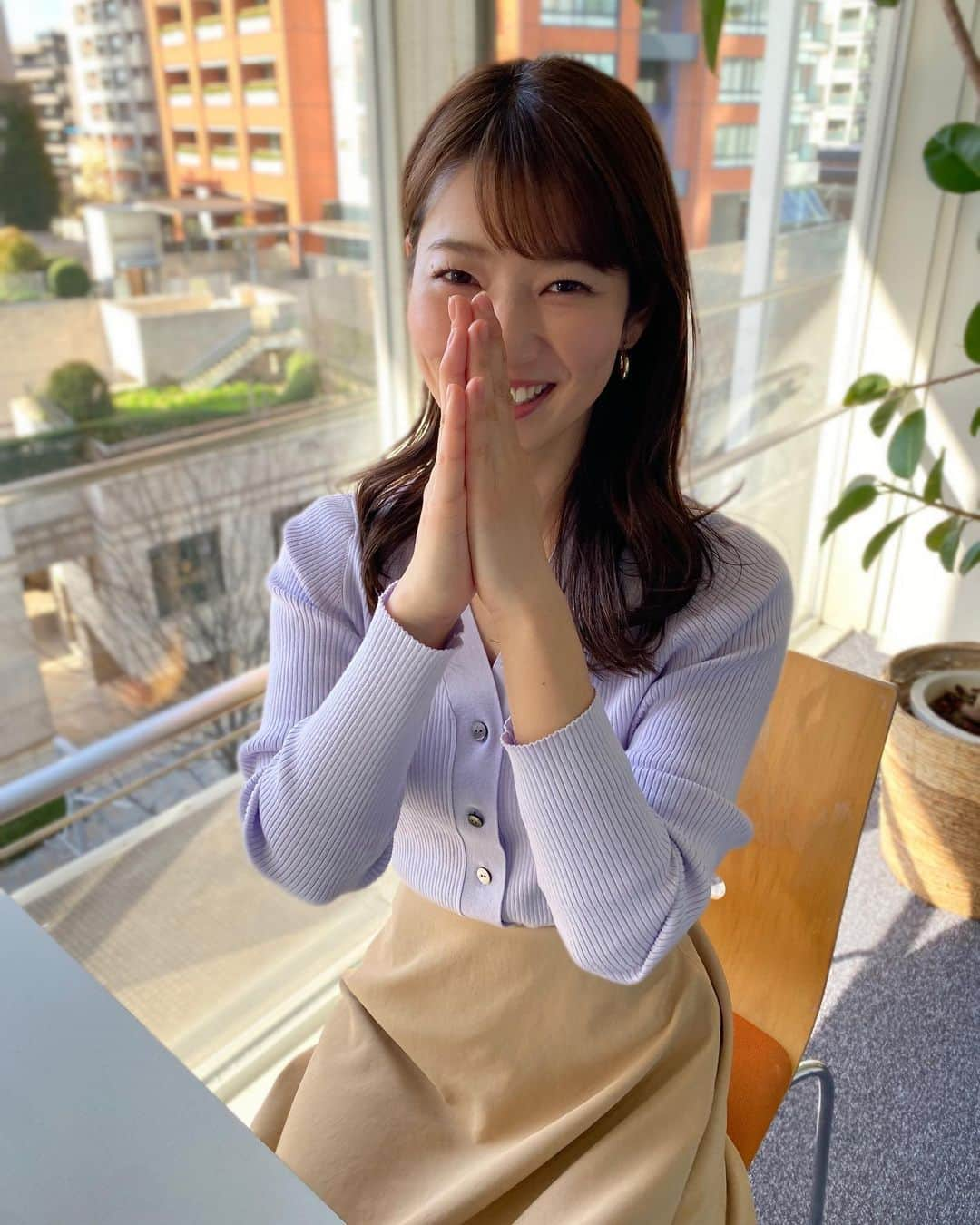 安藤萌々さんのインスタグラム写真 - (安藤萌々Instagram)「綺麗な紫色のトップスが春らしいコーディネートでした🌱   Oggi ✖️ グッド！モーニング  @oggi_mag  @sk_120   カーディガン LAUTRÉAMONT @lautreamont_insta  スカート Viaggio Blu @viaggioblu_  靴 DIANA @dianashoespress  ピアス ABISTE @abiste_official  ネックレス agete @agete_official   3枚目は島本アナに  写真ありがとうございます🙏🏼オッケーでーす！とお礼をする瞬間🙏🏼  @mai_shimamoto_ex   明日のグッド！モーニング そして、18:45〜 ハナタカ！優越館  よろしくお願いいたします😉」3月17日 19時01分 - momo_ando_ex