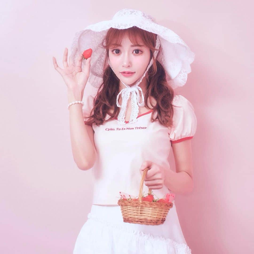 明日花キララのインスタグラム：「@cpito_official の春物の再販が 明日18日の18時から数量限定でスタートします👗 2週間限定だったので買えなかった方も多かったみたいなので是非明日の18時に欲しかったアイテムチェックしてみてください👒🧸🌸 今日はとても暖かかったので、2枚目のような格好で打ち合わせでした☕️ みんなもきいたんとオソロしましょ❣︎❣︎❣︎」
