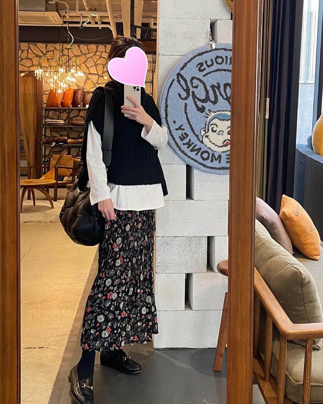 Hanaのインスタグラム：「.  ベスト / sawaaramode #コットンロングシャツテールT ユニクロ・00 WHITE ・Mサイズ #ツイストプリーツロングスカート ユニクロ・09 BLACK ・Mサイズ @uniqlo_jp @uniqlo_ginza  バッグ @maisonmargiela  靴 @gucci  . .  詳細はブログに書いています✎*。 . .  福岡の美味しいお店教えてくださりありがとうございましたᐠ( ᐢᐢ )ᐟ  教えて頂いたお店、ストーリーでシェアさせていただきました✨✨💗💗 . .  #ファッション#今日の服#トレンドファッション　#おしゃれさんと繋がりたい#着こなし#locari#mery#ponte_fasion#ママコーデ#プチプラコーデ#カジュアルコーデ#シンプルコーデ#大人カジュアル#r_fashion#ワントーンコーデ  #UNIQLO#ユニクロ#ユニクロコーデ#ユニジョ#広がれユニクロの輪#uniqlo2021ss#uniqlou2021s」