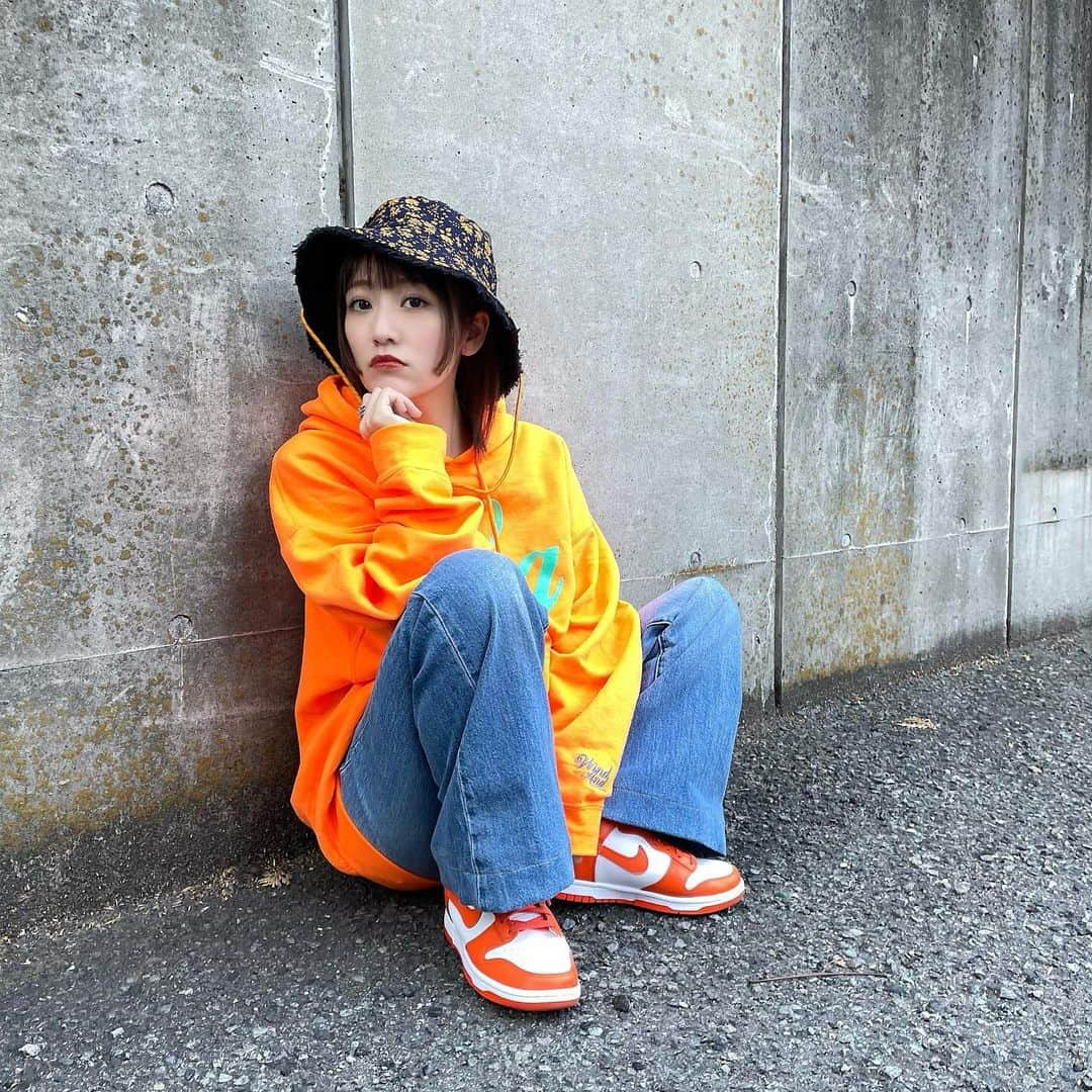 高橋みなみさんのインスタグラム写真 - (高橋みなみInstagram)「先日のオレンジコーデ🍊 人生初のNIKE DUNK Orange Blaze！可愛すぎ🥺  #私服 #Parker  @windandsea_wear  #jeans  @rollasjeans  #sneaker  @nike  #buckethat  @casselini_official   #kicks」3月17日 19時40分 - taka37_chan