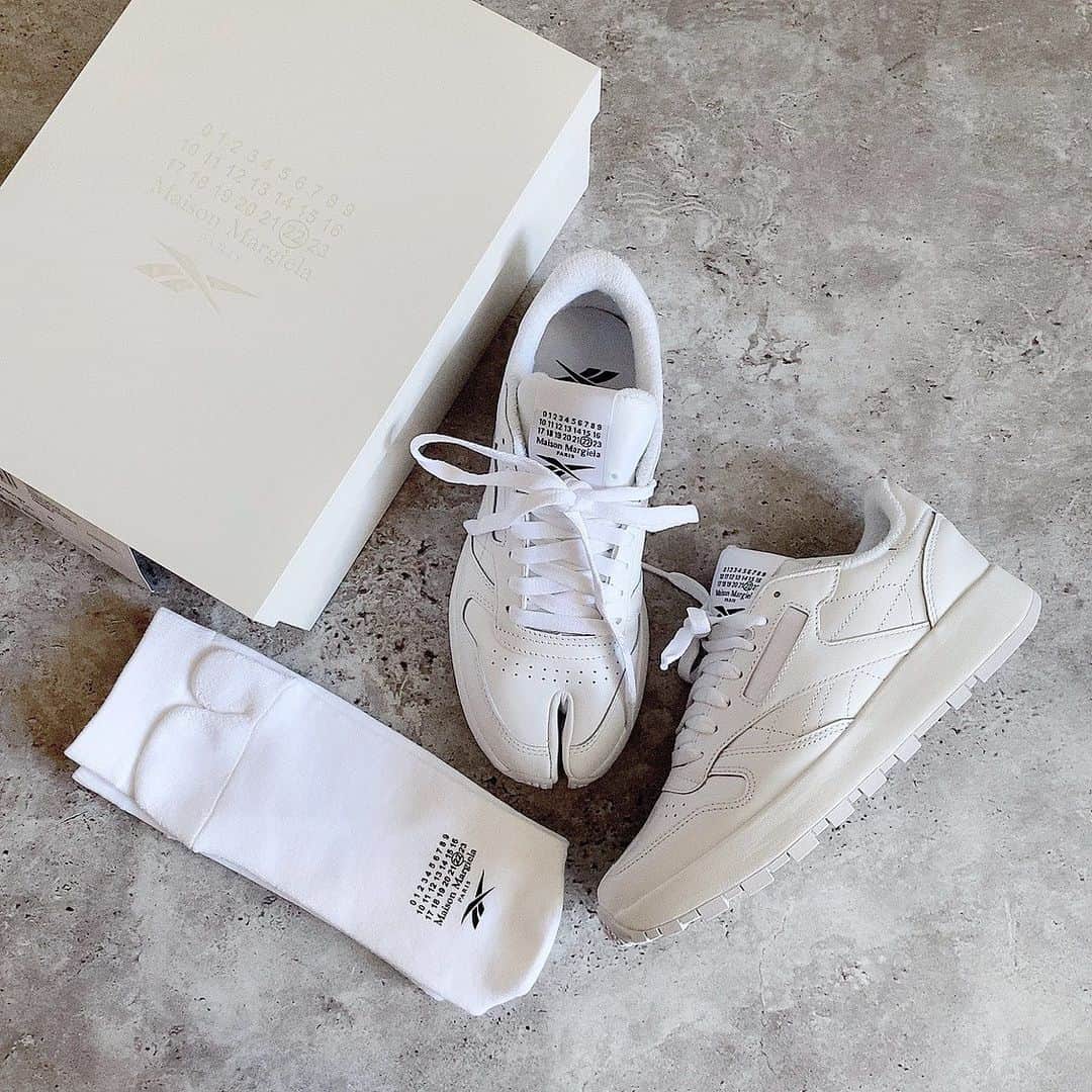 *✭ᏋണᎥ✭*のインスタグラム：「ㅤㅤㅤㅤㅤㅤㅤㅤ @maisonmargiela   × @reebok  ㅤㅤㅤㅤㅤㅤㅤㅤ とんでもない、とてつもない争奪戦の中 無事にGET出来ました🥲 ㅤㅤㅤㅤㅤㅤㅤㅤ ありがとう👳🏿‍♂️🙏🏿❤️ ㅤㅤㅤㅤㅤㅤㅤㅤ 靴下付きってうれしい♡ ㅤㅤㅤㅤㅤㅤㅤㅤ ㅤㅤㅤㅤㅤㅤㅤㅤ #maisonmargielareebok #reebokmaisonmargiela #maisonmargiela #reebok #kicks #sneakers #thx#thankyou#sneaker#スニーカー#コラボ#コラボ商品#コラボスニーカー#マルジェラ#リーボック#置き画 #購入品#大人コーデ#大人カジュアル#スニーカー女子 #スニーカー大好き」