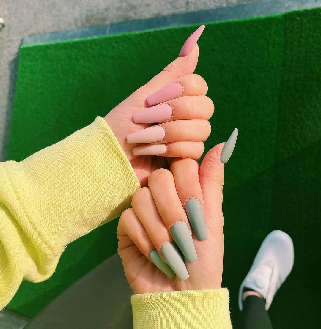 あやか（石山彩花）さんのインスタグラム写真 - (あやか（石山彩花）Instagram)「New nail 💅  春らしいネイルに🌸 グレーとピンクのグラデーション 親指から小指にかけて色が薄くなってます！！ このグラデーションの仕方ならどんな色でもできるから自分が好きな色でやるのがオススメです😍🙌  いつもはLかLLだけどゴルフしたくてMに久々にしたら短く感じてます笑笑🤣  当たり前に @ankhcross_nail で @ankhnail_aya さんに担当してもらってます！！ あやさんしか勝たん。 海でダイビングしてお宝を見つけましょうね！！🤣🤣  #nuts #gal  #あやかてぃーん #ゴルフ女子 #nail #nails #springnails #graduationnails #グラデーションネイル #スカルプネイル #春ネイル #ankhcrossnail #pinknails #graynails」3月17日 19時41分 - ayakateen821