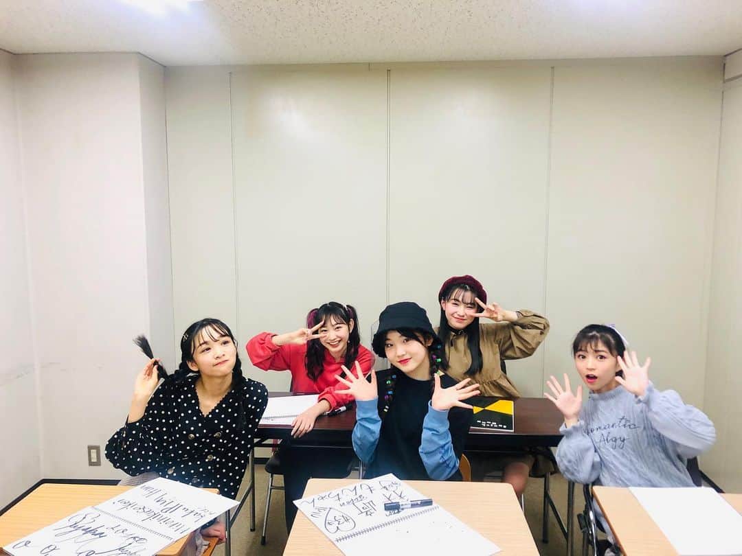 ニコ☆プチのインスタグラム：「🤗🤍  大喜利したよ〜😹💥  #井口虹姫 #大里菜桜 #川合菖蒲 #中山あやか #森﨑美月」