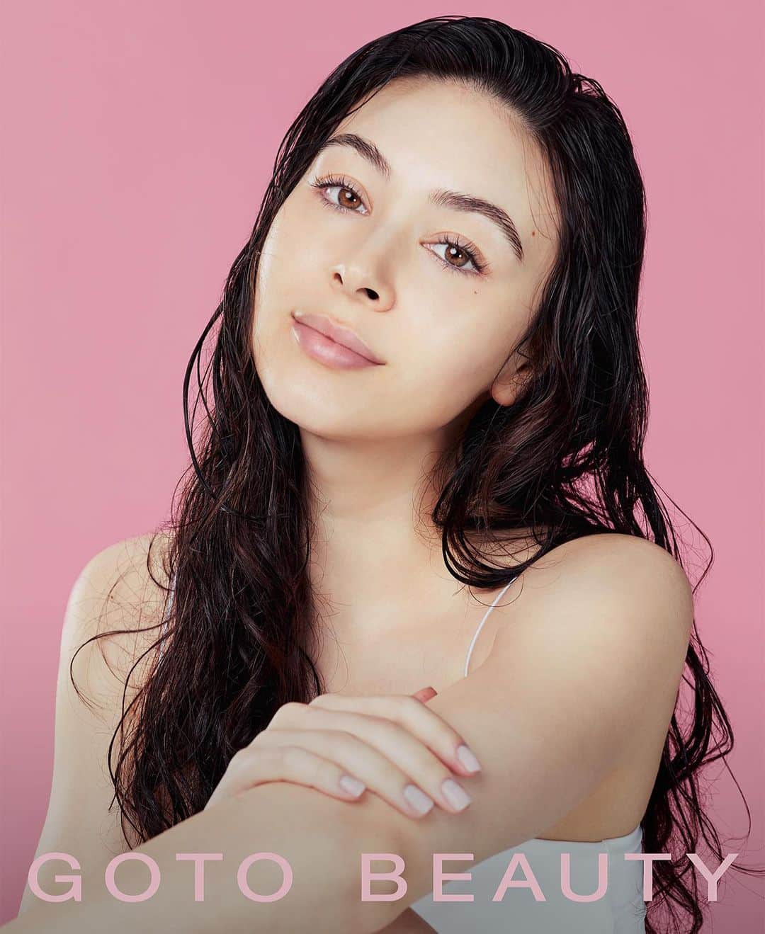 エレナ・アレジ・後藤のインスタグラム：「(この写真はプロにより撮影されたものですが)、１年前から @goto.beauty の製品を使用して私の肌は変わりました！ 柔軟で弾力がある今までにないほどに健康的な肌になりました。 どの製品が自分の肌に合うかわからずに落ち込んでいた頃は、新しい物を試して肌が悪化してしまう事を恐れていました。 その経験を経て、肌に良い成分についてのリサーチを重ねました。 全ての Goto Beauty の製品に含まれる成分が健康的な肌になるために必要な成分やビタミンを含む処方にしました。  スキンケアは肌を良いコンディションに導きます。しかし完璧な肌を持ちたいというプレッシャーを与えるのではなく、 日々どれだけ自分のことを大切に、愛しているか気づくことが重要だと考えています。だからこそ、スキンケアを通してあなたの毎日に少しでも喜びがプラスされるよう愛を込めて、最高品質の製品を作りました。  Goto Beauty の製品は安全性が高く低刺激で使いやすい上に高級感があり、そして何より「効果」があります。🤍  Although this is a professionally taken photo with great lighting ever since I started using my products 1 year ago my skin transformed! The texture is more flexible, my skin feels more plump and it feels healthier than ever,  I remember how discouraging it felt to have breakouts and not know what to do or which products worked best. I was scared to get into new products and for my skin to worsen. Which is why I started researching about essential ingredients for all to make sure every single Goto Beauty products had the ingredients & vitamins our skin needed to stay healthy.  Skincare helps us achieve better looking skin but it’s about reminding ourselves everyday that we care about ourselves and that we can put time aside - to care.  Which is why we aim to create the best products possible for all in hopes to add a positive influence to your lifestyles.  @goto.beauty products are safe, gentle, easy to use, luxurious & most importantly - WORK🤍 #GotoBeauty」