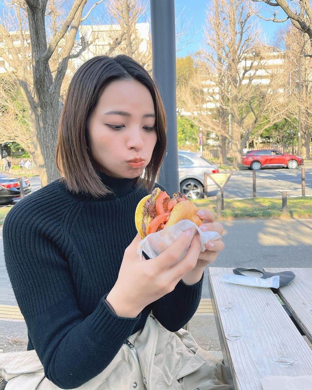 水崎綾女さんのインスタグラム写真 - (水崎綾女Instagram)「ハンバーガーって普段あんまり食べないけど、たまに食べるとすっごく美味しいよね☺️💕 シェイクシャックはじめてたべたよ。シェイクしか飲んだことなかったんだ🥤✨ #彼女とデートなうに使っていいよ  これってもう古いのかな…？笑。 #hamburger #ハンバーガー #シェイクシャック #shakeshack #グルメ」3月17日 19時59分 - misakiayame