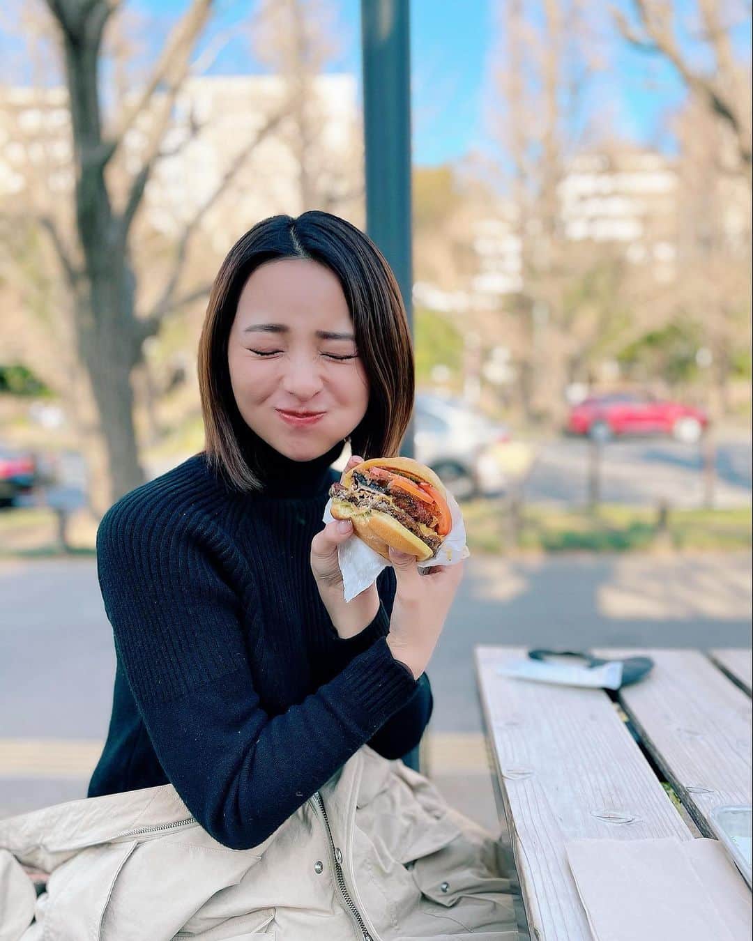 水崎綾女さんのインスタグラム写真 - (水崎綾女Instagram)「ハンバーガーって普段あんまり食べないけど、たまに食べるとすっごく美味しいよね☺️💕 シェイクシャックはじめてたべたよ。シェイクしか飲んだことなかったんだ🥤✨ #彼女とデートなうに使っていいよ  これってもう古いのかな…？笑。 #hamburger #ハンバーガー #シェイクシャック #shakeshack #グルメ」3月17日 19時59分 - misakiayame