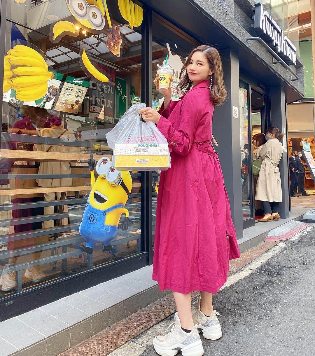 得あゆさんのインスタグラム写真 - (得あゆInstagram)「ミニオンのコラボショップは 大阪は北心斎橋店のみ！🍩💛 @krispykremejapan 東京、大阪で2店舗だけらしいよぉ💛 ・ この日のコーデは🤍💭💭💭 trench coat : @cocodeal_official sneaker : @michaelkors shirt : @envym_official one-piece : @zara です！！！ ・ ・ ・ ・ ・ ・ ・ ・ ・ #ミニオン#クリスピークリームドーナツ#ミニオンズ#コラボ#大阪#大阪カフェ#大阪グルメ#大阪スイーツ#ドーナツ#ミニオングッズ#シェイク#おやつ#おやつの時間#心斎橋#心斎橋カフェ#心斎橋グルメ#心斎橋ランチ#インスタ映え#カメラ女子#マタニティー#マタニティーライフ#マタニティーコーデ#妊婦#大阪ランチ#テイクアウト#minions#krispykremedoughnuts#osakacafe#maternityfashion#maternityphotography」3月17日 20時04分 - tokuayu819