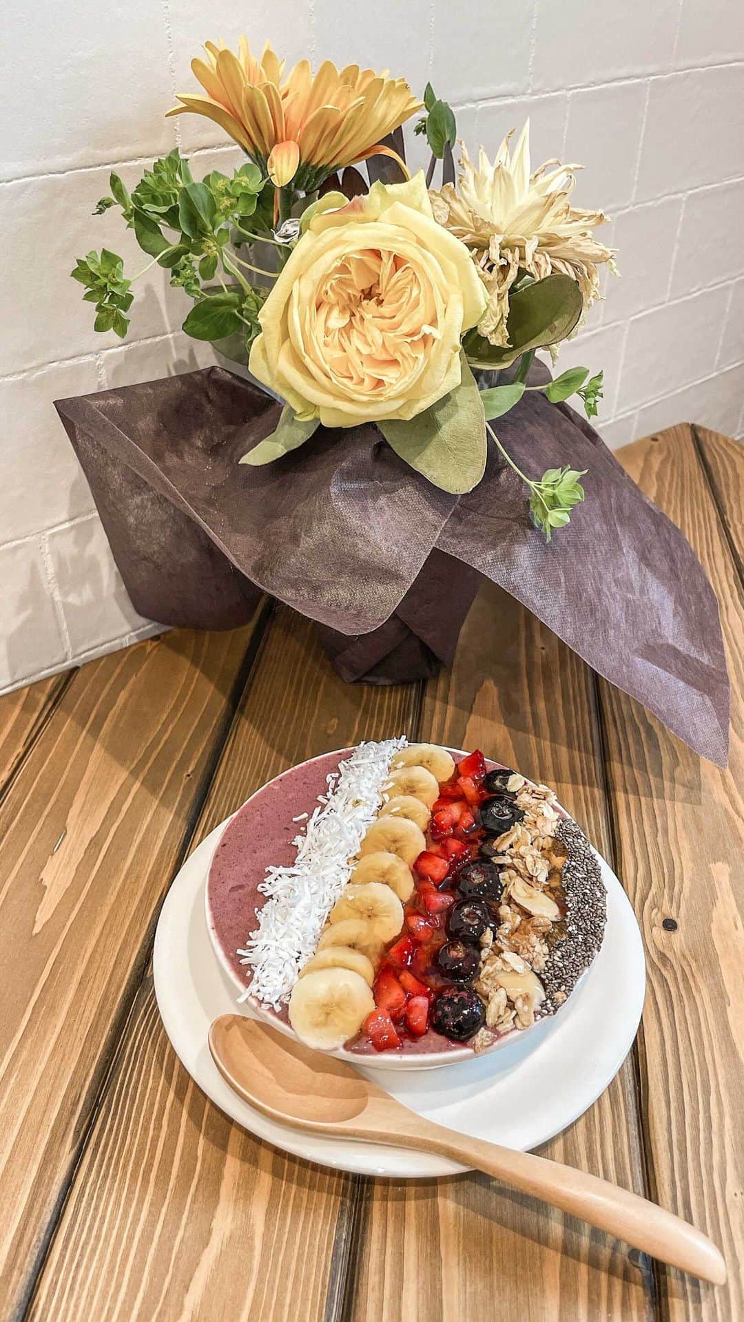 瀬口かなのインスタグラム：「糸島にあるShunaというお店のaçaí bowl🍯﻿ ﻿ ﻿ ハワイに来た気分になります🌴﻿ ﻿ ﻿ 最近暖かくなってきたので、﻿ 朝もアサイー食べてる〜😊✨﻿ ﻿ ﻿ #糸島 #糸島カフェ #itoshima #福岡カフェ #アサイーボウル #acaibowl #ハワイ好きな人と繋がりたい #shuna」
