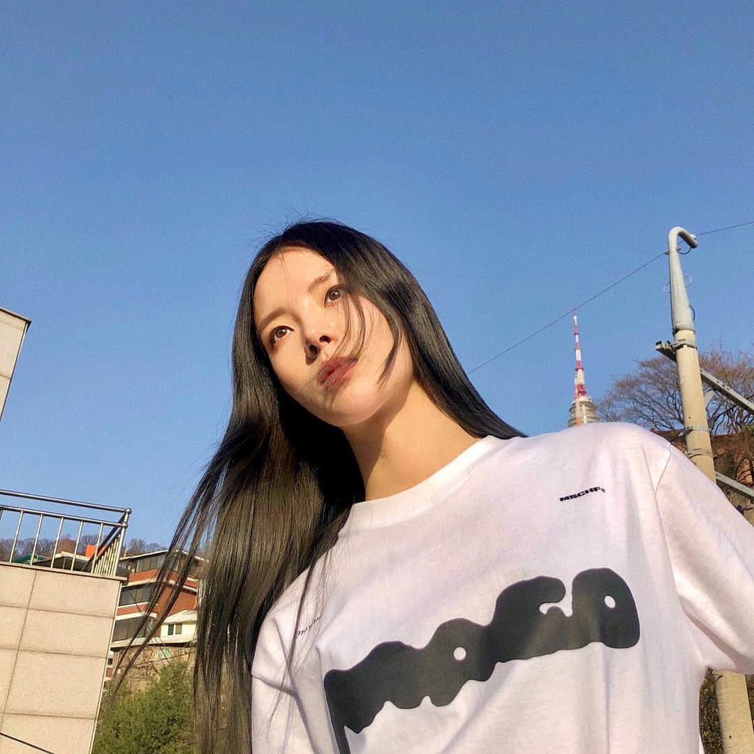 のインスタグラム：「PROJECT MAGO T-SHIRTS  SPECIAL RELEASE ON 19th MAR 12PM(KST)  19일 금요일 낮 12시 MAGO 프로젝트 기념 티셔츠가 발매됩니다.한정수량으로 발매되는 이번 티셔츠는 판매 수익금 전액 동방사회복지회에 기부되어 미혼양육모의 경제적 자립과 사회통합을 위해 사용될 예정입니다💓  📸Photo by my mom」