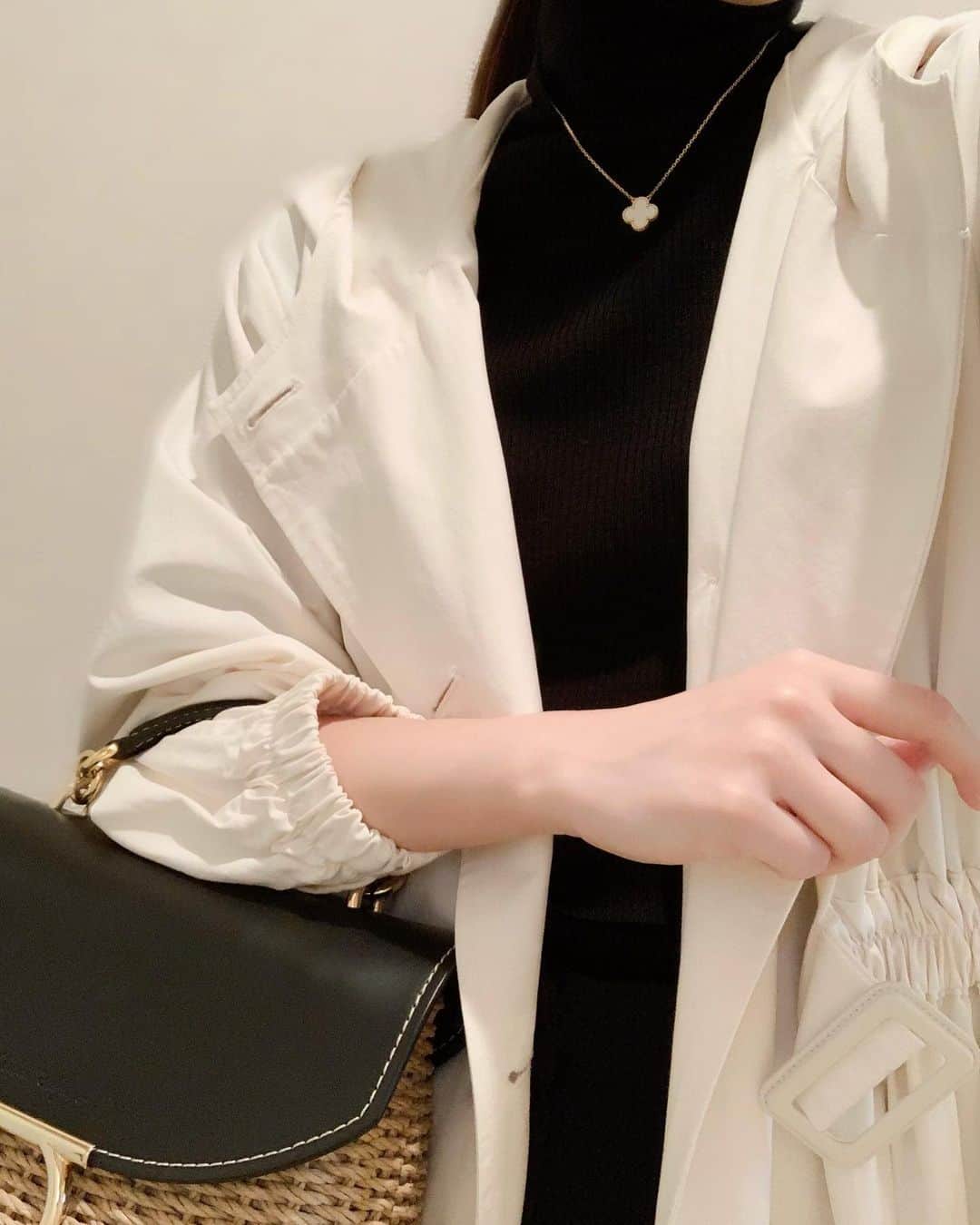 ハンナミのインスタグラム：「トレンチコート着れる季節がきた 🌸  coat #eneu knit #uniqlo bag #ferragamo」