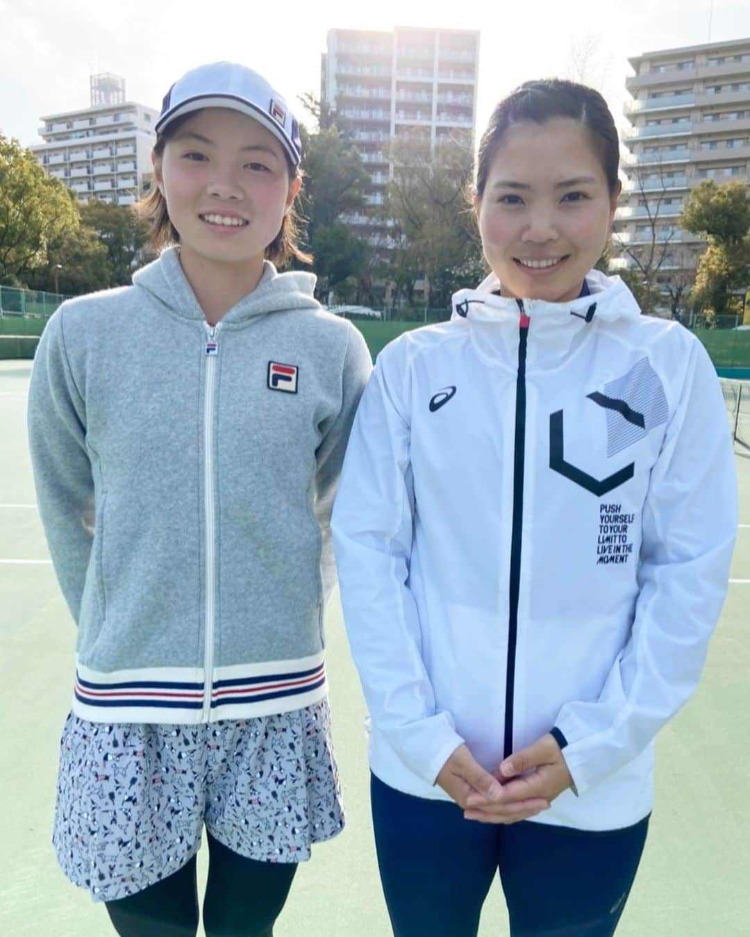 尾崎里紗のインスタグラム：「今日はチームヘッドで京都の木下晴結選手と練習しました！﻿ 全国のチームヘッドにはたくさんいいジュニアがいて、今後いろんな選手と練習出来たらいいなと思います😊﻿ ﻿ ﻿ ﻿ ﻿ #glico ﻿ #powerproduction ﻿ #head ﻿ #headtennis_official﻿ #headjapan﻿ #teamhead ﻿ #asicstennis﻿ #teamasics ﻿ #imoveme﻿ #onitsukatiger ﻿ #株式会社タイド ﻿ #TIDE. ﻿ #gram3 ﻿ #グラムスリー ﻿ #tbc_aesthetic ﻿ #エステ ﻿ #エステティックtbc ﻿ #尾崎里紗 ﻿ #risaozaki ﻿ #tennis ﻿ #tennisplayer ﻿ #テニス ﻿ #fitness ﻿」