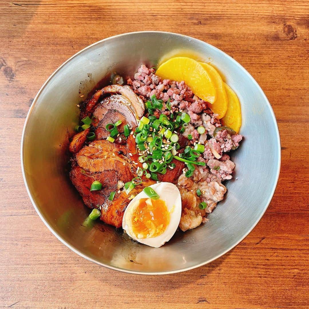 脇田唯のインスタグラム：「🍖 コワーキングスペースesさん  魯肉飯 自分で作れるようになりたいなー。  美味しかったー🥄  #es」