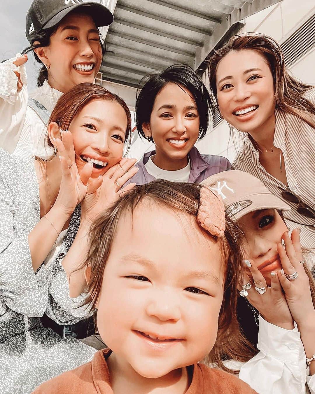 ✷kana✷のインスタグラム：「👶🏻📸🌸 . . ベリベリミラクルスーパーキューティーショット笑 そして必死なおとなたち笑 . 3.17 @kiyoko1207 @mayu1226_  @miikomiiiko  @marcella26」