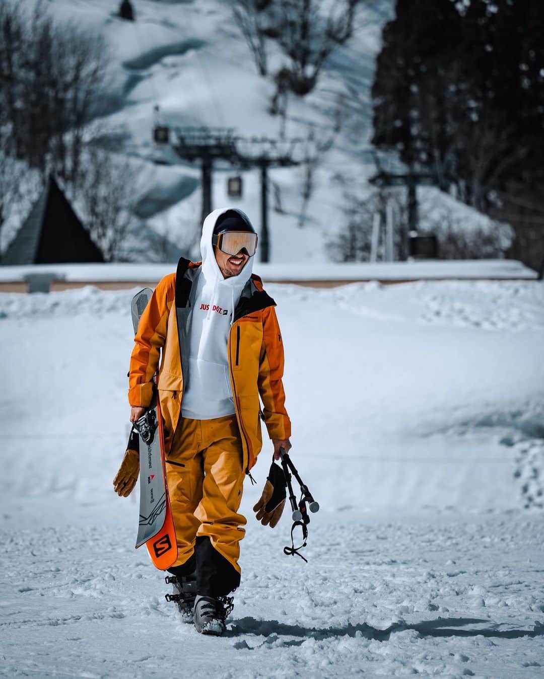 田村幸士さんのインスタグラム写真 - (田村幸士Instagram)「. スキー場で全てのコースを滑ることなんて普段でもそうそう無いのに、春になって「融雪により一部のコースが閉鎖」と聞くと、そのスキー場はもう滑ることができないと思ってしまうのは本当に勿体ないと思います。  日本の報道は気候に関することをネガティブな視点で伝えることが多いと感じます。  春になると「スキー場には雪がありません」と伝え、もうスキー場に行っても楽しめないというイメージを与えてしまう。 でも僕はそんなことは絶対にないと思う。  ・スキー場のスタッフがコース上に一生懸命雪を運んでくれている ・”コーンスノー”と呼ばれる春のザラメ雪はスキーも走るしアイスバーンと違って転んでも痛くない ・寒くないし晴天率も高い ・道中の雪が少ないので運転も安心。  などなど「久々にスキーをやってみようかな」っていう方にとっても実は最高のタイミングだったりします。  午前中は滑って、午後はゲレンデのテラスでビールを飲みながらのんびり日光浴。 滑るだけがスキー旅行じゃない。それを実践しやすい時期でもあります。  「今シーズンは滑れなかったな」 「今シーズンはもう滑り納めだな」  なんて言わず、むしろこれからがチャンスかもしれませんよ！ . . . . powered by @salomon_japan  @peakperformancejapan  @dbjourney_japan  @dbjourney  @haglofsjapan  @anonopticsjapan  @msrgear_japan  @mot.outdoor.freak  @coreposition  @sonyalpha  . . , . —— ✂︎ —————— #iskiqst #salomonfreeski #salomonski  #peakperformancesnow #peakperformance #anonoptics #dbjourney #haglofs #msr #msrgear #skijapan #springskiing #springski #lottearairesort #snowlife #snowlovers #skilover #skilovers #skilife #sonyalpha #dbジャーニー #春スキー #スキー #雪景色 #スキー好きな人と繋がりたい #ロッテアライリゾート #私をスキーに連れてって #サロモン #ピークパフォーマンス #スキーウェア」3月17日 20時50分 - kojimg