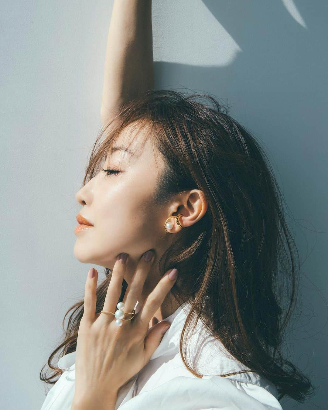 神崎恵さんのインスタグラム写真 - (神崎恵Instagram)「@stellarhollywood × 神崎恵 collaboration jewelry collectionが完成しました✨ 『Drops 』 何気ない、でもかけがえのない毎日へ、愛おしいdropたちを。  このDrops Collection。 for beauty. for me. for heart for love と4つのstoryで展開します。 3月31日(水)発売開始は for beauty. パールシリーズ for me. ボリューム天然石リングシリーズ  です。  それぞれのstory、ひとつひとつのジュエリーに思いを込めて制作しました。 またゆっくりとお話をさせてください😌  そして！19日からこのジュエリーをプレゼントする企画も始まるようです。 ご応募方法などは　@stellarhollywood ブランドサイトをご覧ください✨  できることも、できないこともある中で、 心を込めてつくりました。 毎日の中に彩りや艶を贈ることができたら幸せです。  詳細など、　@stellarhollywood アカウントにて随時ご紹介の予定です。  phots by @tokyojorkphotogram styled by @zekikoyasuko  hair by @banemaki  画像で着用しているjewelryは全てcollaboration Collectionのものです。」3月17日 20時52分 - megumi_kanzaki