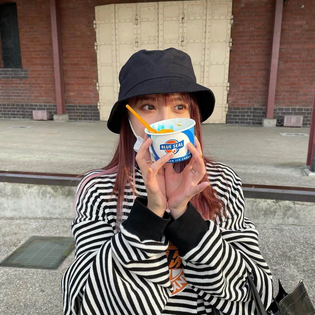 のインスタグラム：「久しぶりに陽の下を歩きました☀️ . いつの間にか春でした☀️ でも夜はまだ冬でした冬はもういいです！！ . 普段元気に引きこもってて たまーーーーーにちゃんとした格好で 外に出ると恥ずかしい . . #久しぶりの外 #あかれんが倉庫 #ブルーシール #久しぶりに食べた #外の乾燥やばい」