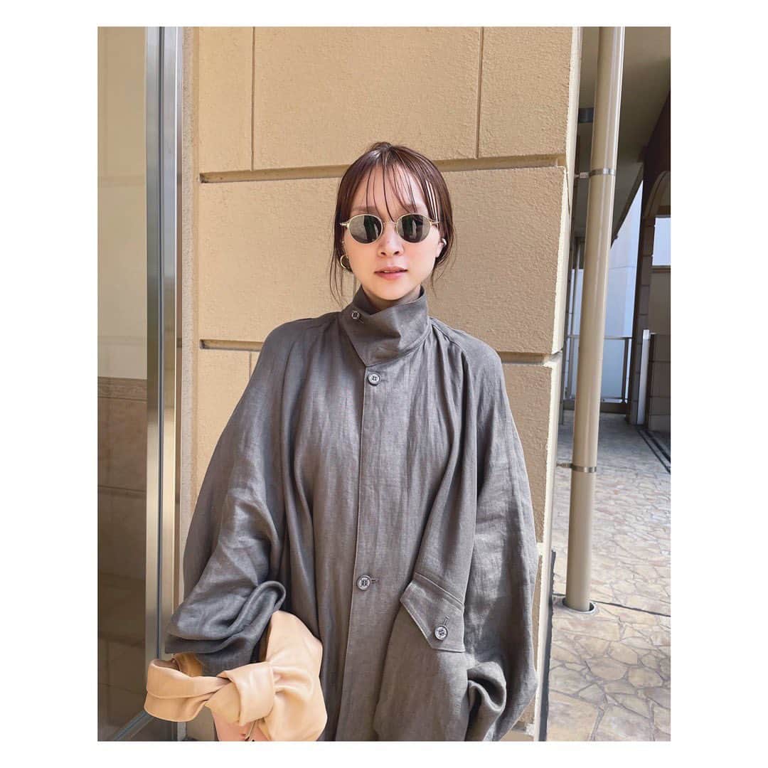 野尻美穂のインスタグラム：「ひーっさしぶりのサングラス。 日差し強くなって来たので今年はマスクしてても使う🤔 前髪あると眉毛ごまかせるのいいね😗😗  #このタイプのコートを秋冬も違うブランドでオーダーしました🧏🏻‍♀️  #HYKE #bottegaveneta  #ayame #jilsander #uniqlou」