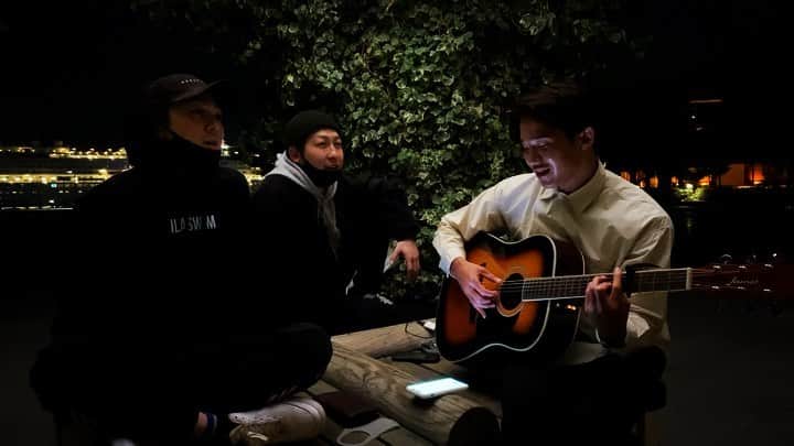 のインスタグラム：「☑︎ 撮影の合間に🎥🎼 YouTubeのメンバーと夜に駆けてみたよ  #YOASOBI / #夜に駆ける #歌ってみた」