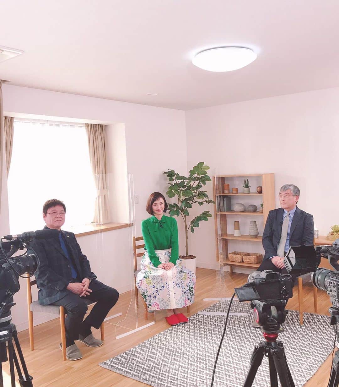 山口もえのインスタグラム：「・  コロナ禍により働き方や生活環境を見つめ直すきっかけになった方も多いのではないでしょうか❓  全国宅地建物取引業協会連合会さんのHPにて  より良い人生の為に より良い環境の為に… 住まいをポジティブに転換（＝シフト）した方のお話を動画にて公開しています。 宗健さん角幸彦さんとの共演です💕 撮影現場はとても温かく優しい時間が流れていたのですが・・・ 私ビックリするほど緊張しています💧笑 そんな姿も是非ご覧くださいませ🤣  より豊かな「住まい探し」へつながりますように🌈✨  全国宅地建物取引業協会連合会さんのHPにてご覧頂けます！！  私の公式HPにもリンク貼ってあるそうです😊  #全宅連#ナビゲーター #おうち#住まい を考え直す #住まいシフトムービー #新しい#生活 #芸歴何十年経っても緊張する私 #ぴえん#こえてぱおん#😭#❤️」