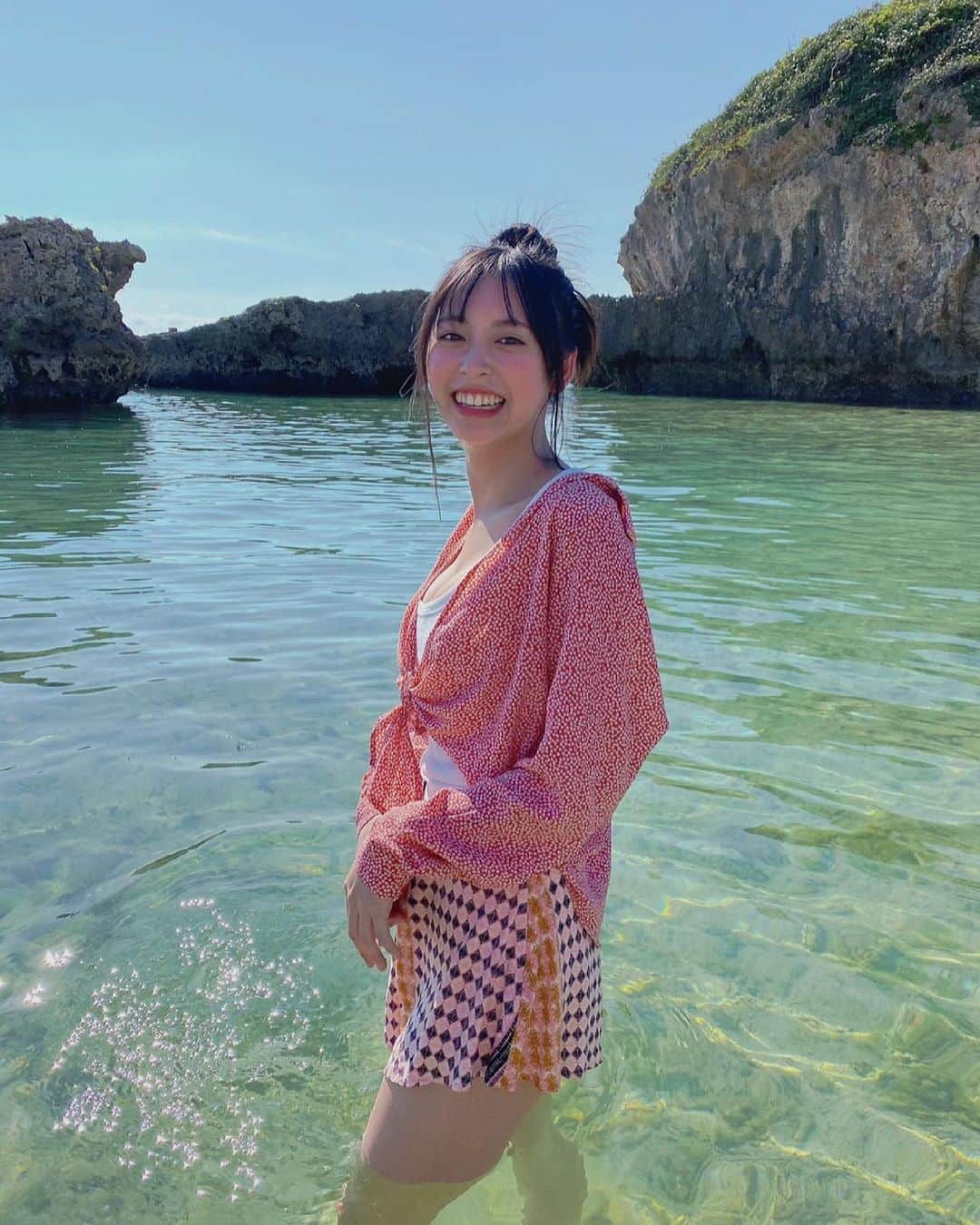 大槻りこのインスタグラム：「#週刊少年マガジン #ミスマガジン2020  . . . 皆さん、さっそく見て頂きましたか😽❔ 仲良し３姉妹で撮影してとってもとっても楽しかった〜!! 海もキレイで天気も良くて最幸でした︎︎︎︎✌︎︎︎︎︎✌︎ . . まだの方は是非GETしてねꙬ꙳  #グラビア #オフショット  #instagood #fyp #foryou」