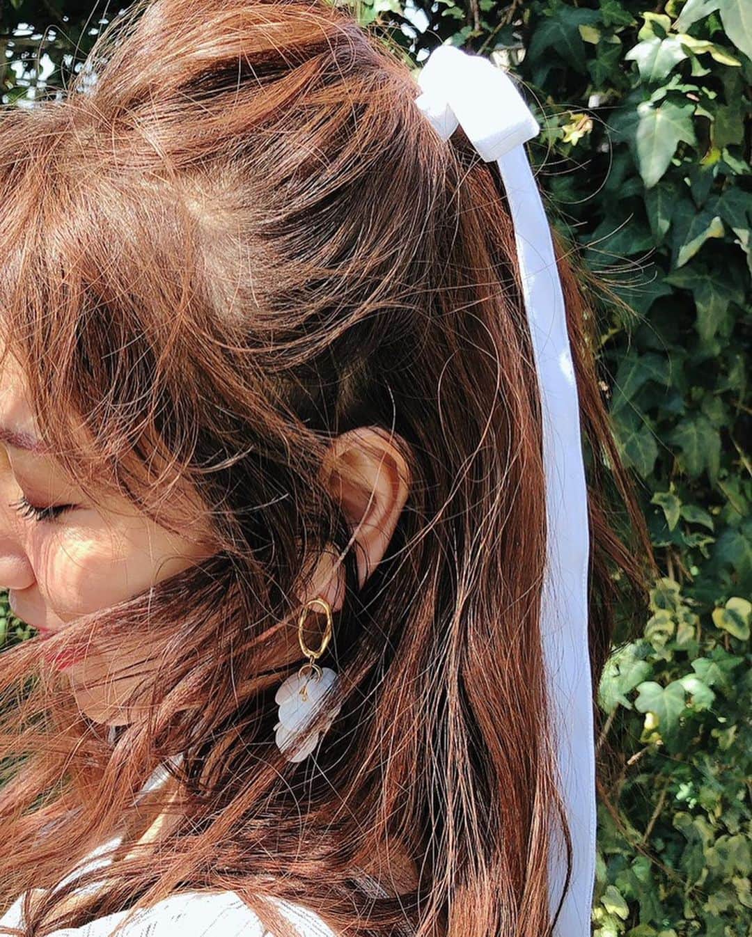 美香さんのインスタグラム写真 - (美香Instagram)「赤りネイルに白リボン🎀 lipも赤💋 @mikako888 美香子さんのヘアメイクってやっぱりカワイイ。 @31sonsdemode のオールインワン。 ストライプ×フリルが 最高に可愛かったです💗 #31sonsdemode  #トランテアンソンドゥモード  #webカタログ撮影」3月17日 21時27分 - mikaofficial99