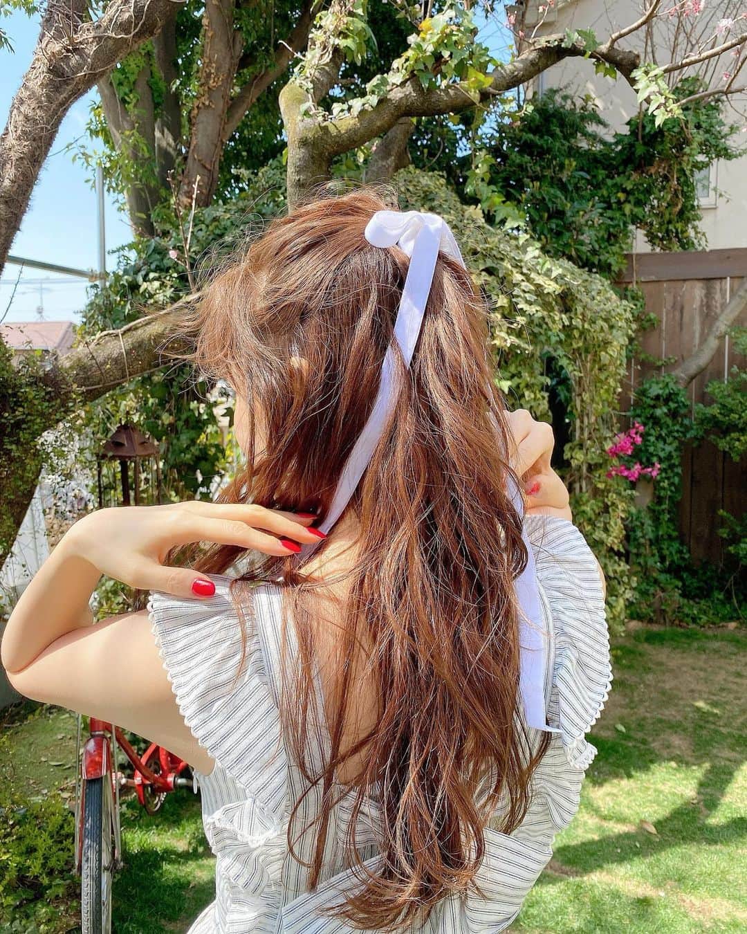 美香さんのインスタグラム写真 - (美香Instagram)「赤りネイルに白リボン🎀 lipも赤💋 @mikako888 美香子さんのヘアメイクってやっぱりカワイイ。 @31sonsdemode のオールインワン。 ストライプ×フリルが 最高に可愛かったです💗 #31sonsdemode  #トランテアンソンドゥモード  #webカタログ撮影」3月17日 21時27分 - mikaofficial99