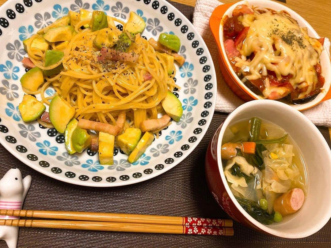 宮本佳奈さんのインスタグラム写真 - (宮本佳奈Instagram)「＊ ＊ 久しぶりのおうちごはん投稿🍽 ＊  私の中では 最近プチアボカドブーム🥑 ＊  他にも、 鯖缶やキムチにハマっています😉 ＊  色んな食材にハマっては 新しいメニューにチャレンジの 繰り返しです❣️ （ほとんど簡単レシピですが🤣） ＊  帰りも遅いことが多いので 時短レシピ集に感謝の毎日✨ ＊  本や雑誌、インスタグラムなどで 勉強していますが、 おすすめのレシピがあったら 教えてください🙏💓 ＊  映えるインスタを目指して 写真の角度を色々試しましたが 私のセンスがイマイチで どれが映えるか分からないので 2枚投稿してみます🎶 ＊  #おうちごはん #料理 #アボカド #🥑 #カルボナーラ #厚切りベーコン #ナス #トマト #ミートソース #グラタン #時短レシピ #簡単レシピ #時短 #簡単 #アナウンサー #県産食材 #ジモミヤラブ #宮崎 #miyazaki」3月17日 21時42分 - mrt.miyamoto